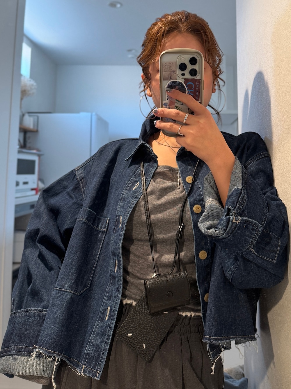 グレー系のその他パンツ、ブルー系のシャツ/ブラウスを着用したレディースの冬コーディネートの5枚目の写真