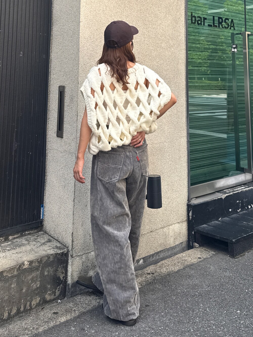 ベージュ系のデニムパンツ、ベージュ系のスリッポン、ホワイト系のニット/セーターを着用したレディースの秋コーディネートの5枚目の写真