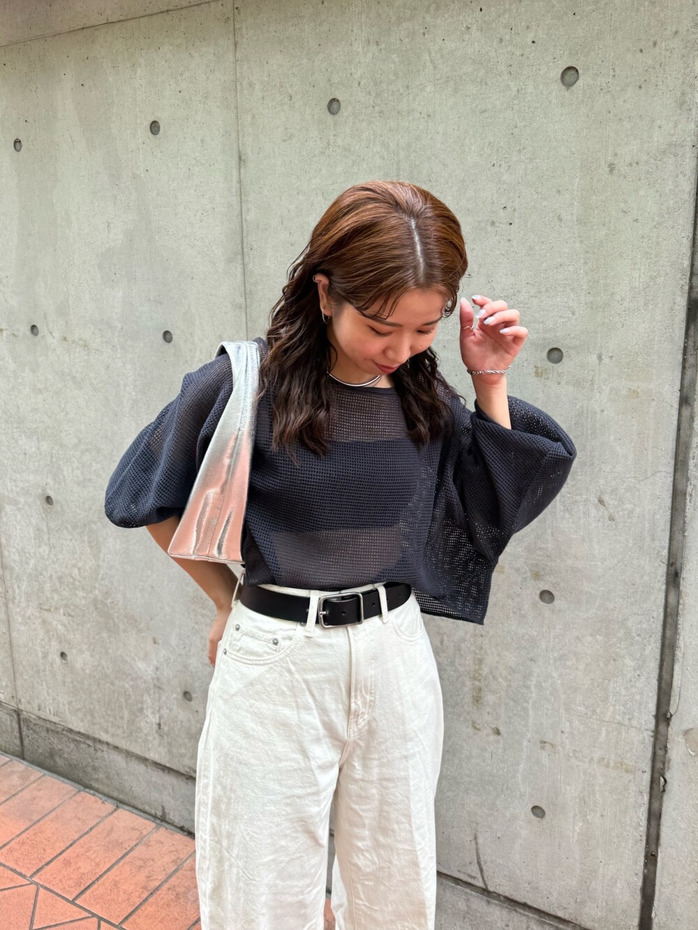 シルバー系のハンドバッグ、ホワイト系のデニムパンツ、グレー系のTシャツ/カットソーを着用したレディースの夏コーディネートの7枚目の写真