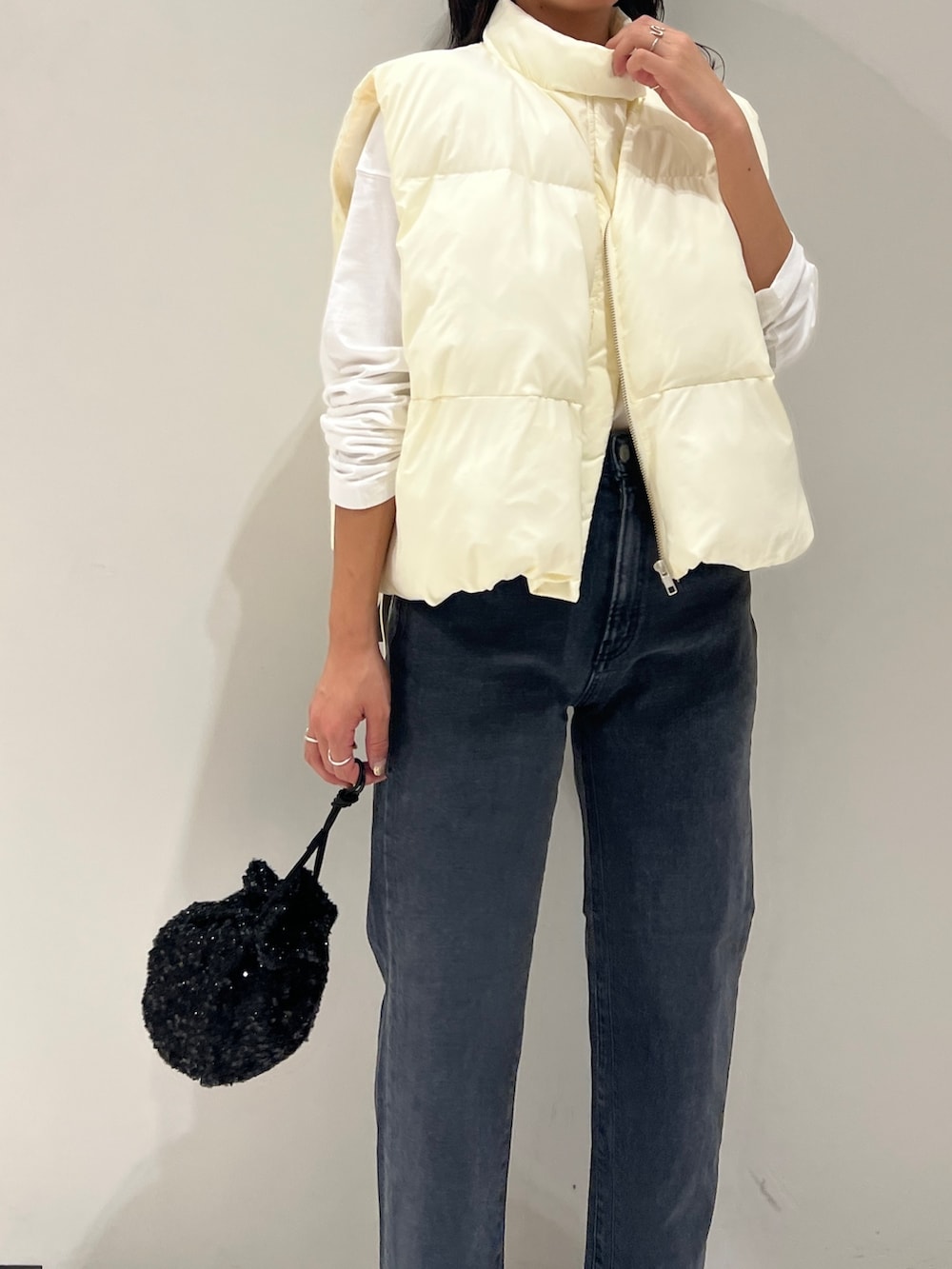 ブラック系のブーツ、ホワイト系のTシャツ/カットソー、ブラック系のデニムパンツを着用したレディースの秋コーディネートの3枚目の写真