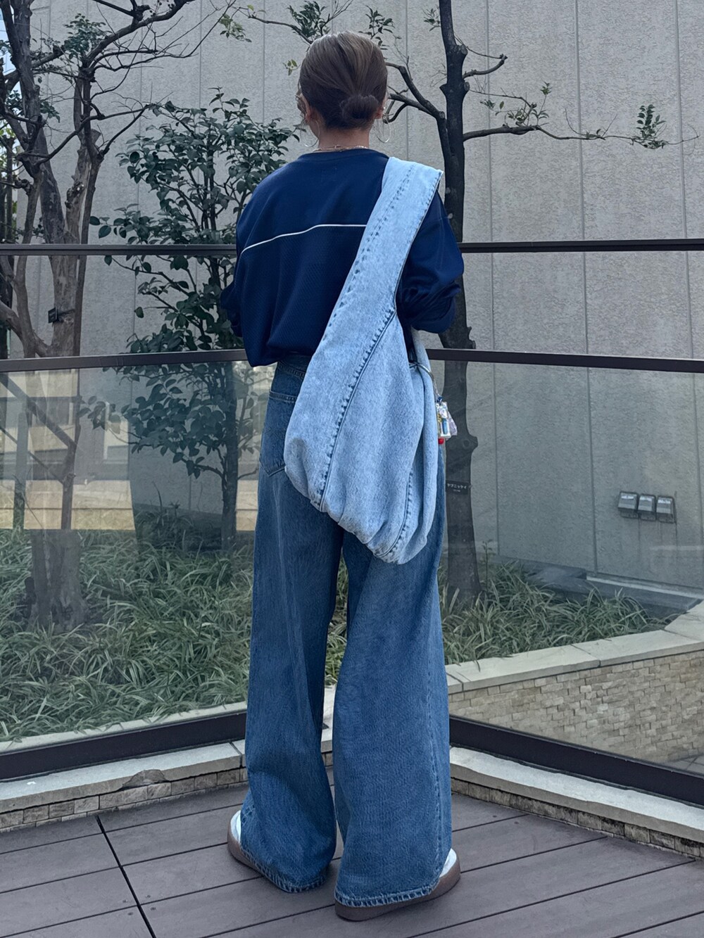 ブルー系のデニムパンツ、ブルー系のTシャツ/カットソーを着用したレディースの冬コーディネートの5枚目の写真