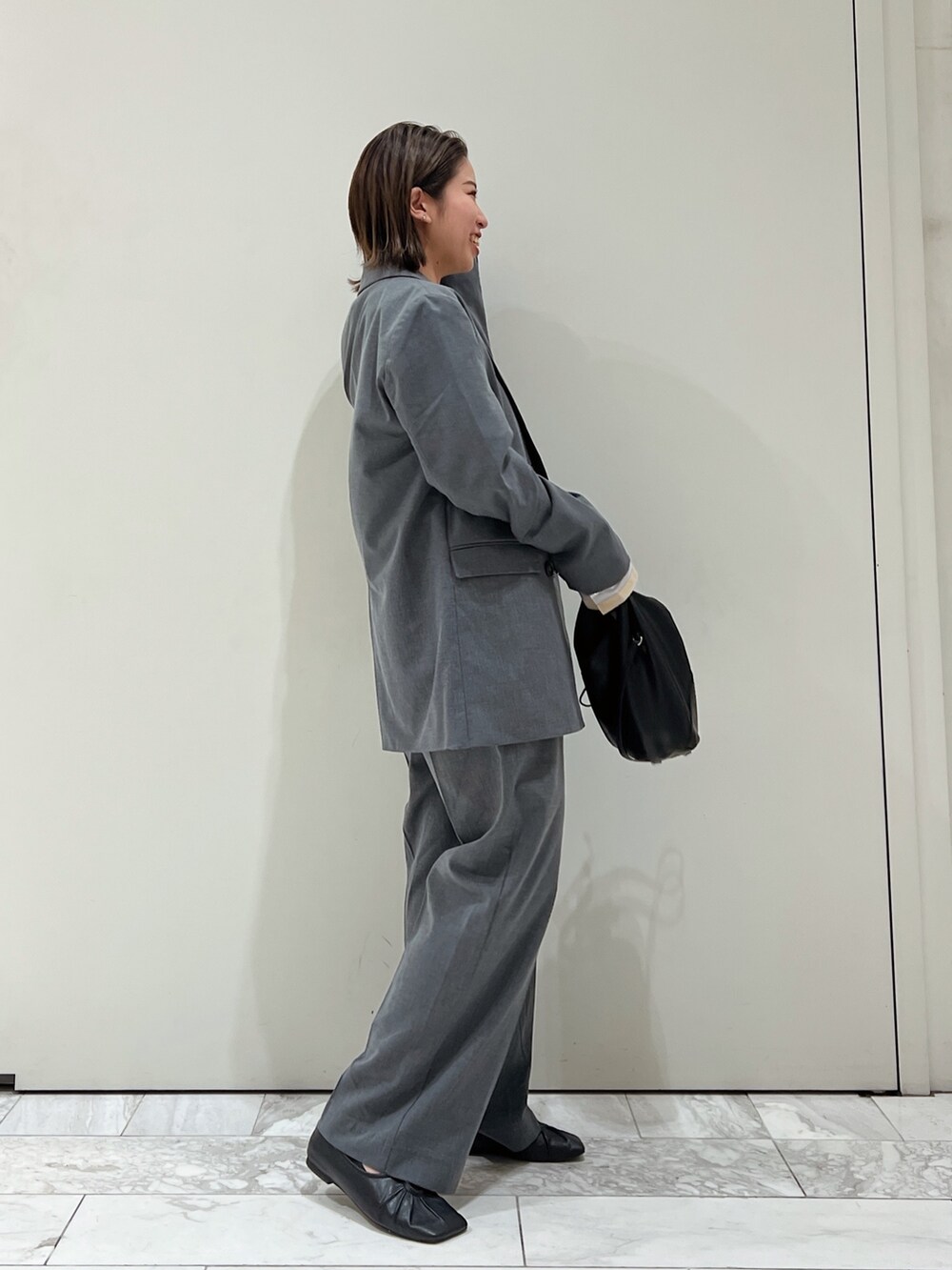 グレー系のテーラードジャケット、グレー系のその他パンツ、ベージュ系のシャツ/ブラウスを着用したレディースの冬コーディネートの2枚目の写真