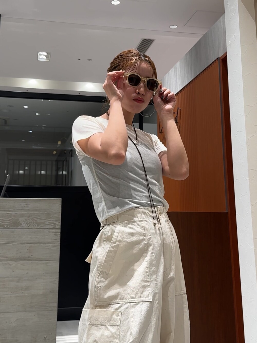 ホワイト系のその他パンツ、ブラウン系のサンダル、ホワイト系のTシャツ/カットソーを着用したレディースの春コーディネートの8枚目の写真