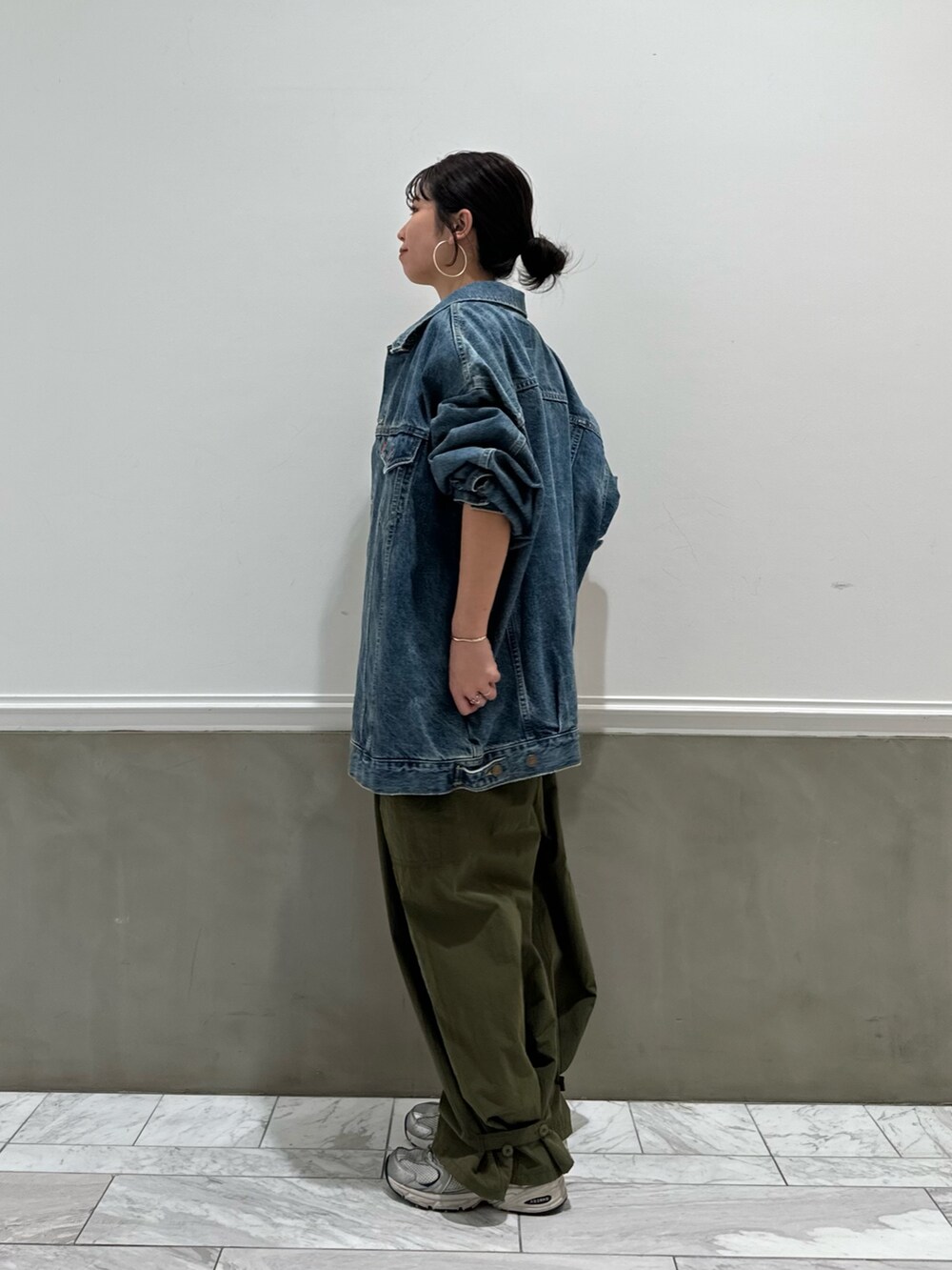 ホワイト系のTシャツ/カットソー、グリーン系のサロペット/オーバーオール、ブルー系のデニムジャケットを着用したレディースの春コーディネートの6枚目の写真