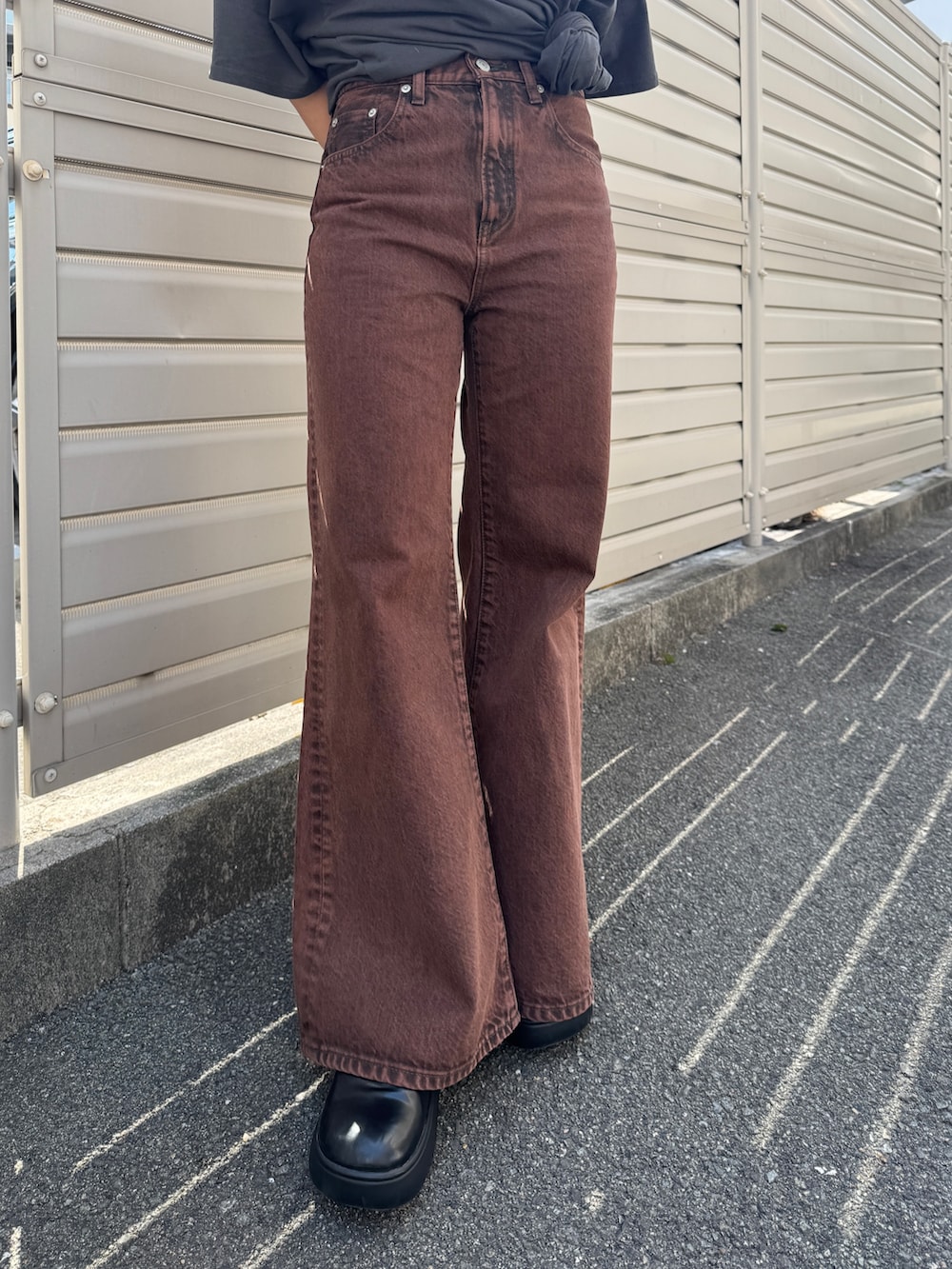ブラウン系のデニムパンツ、グレー系のTシャツ/カットソーを着用したレディースの春コーディネートの8枚目の写真