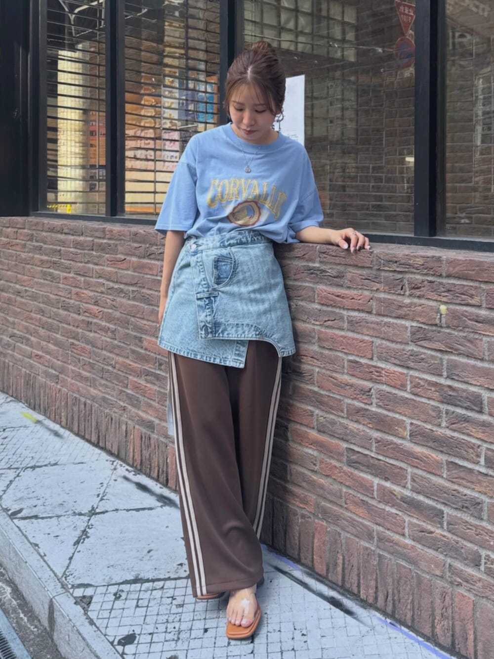 その他のサンダル、ブルー系のデニムスカート、ブラウン系のその他パンツを着用したレディースの夏コーディネートの2枚目の写真