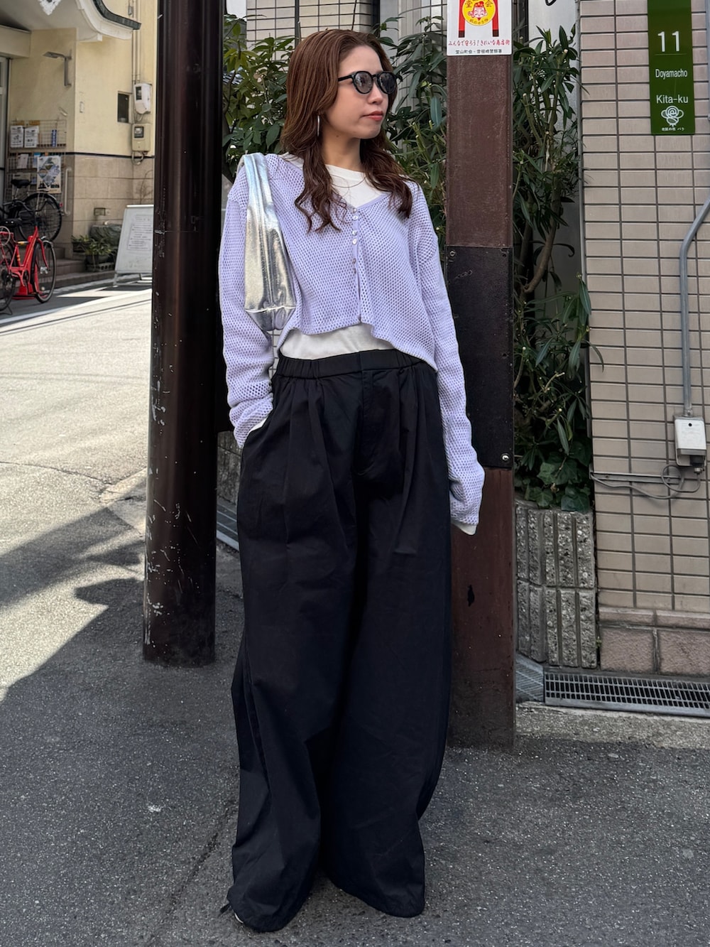 ブラック系のその他パンツ、パープル系のカーディガン/ボレロ、ホワイト系のTシャツ/カットソーを着用したレディースの春コーディネートの2枚目の写真