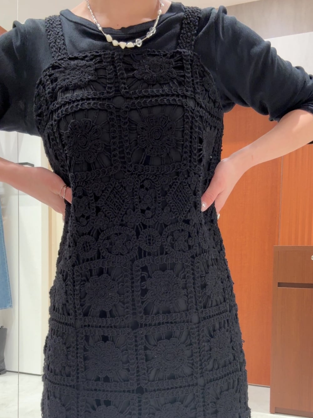 ブラック系のワンピース、ブラック系のTシャツ/カットソー、ブルー系のデニムジャケットを着用したレディースの春コーディネートの9枚目の写真