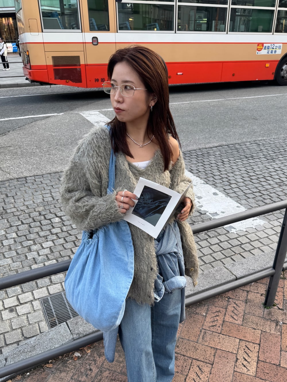 ブルー系のデニムパンツ、ブルー系のシャツ/ブラウス、グレー系のカーディガン/ボレロを着用したレディースの秋コーディネートの10枚目の写真