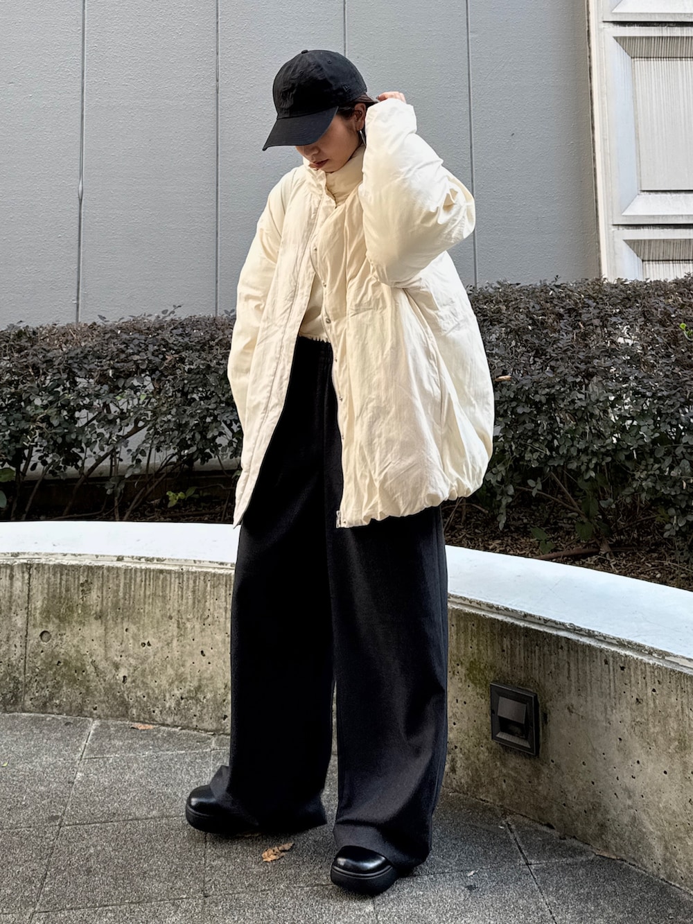 ホワイト系のニット/セーター、グレー系のその他パンツ、ホワイト系のブルゾンを着用したレディースの冬コーディネートの6枚目の写真