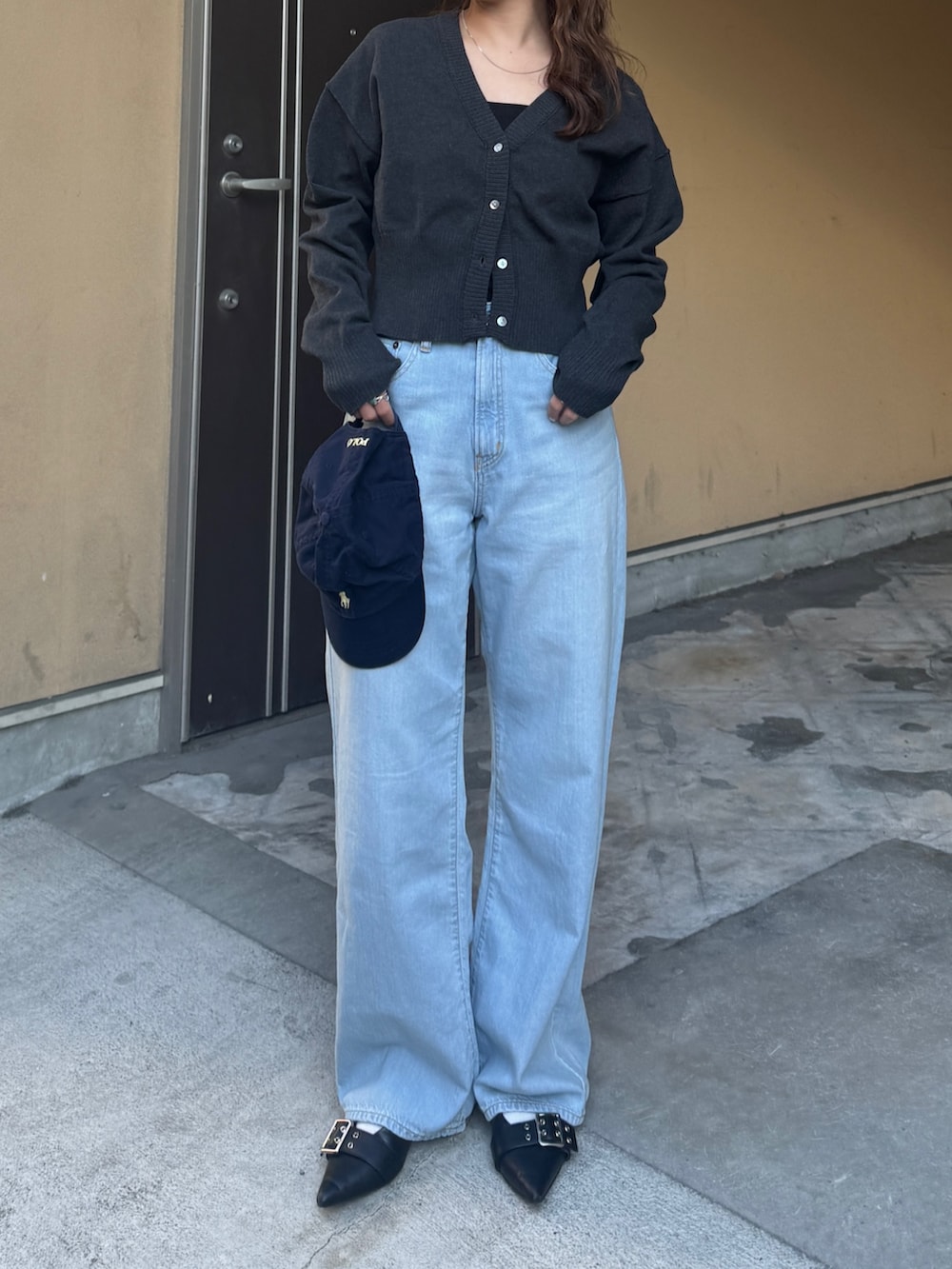グレー系のカーディガン/ボレロ、ブルー系のデニムパンツを着用したレディースの春コーディネートの7枚目の写真