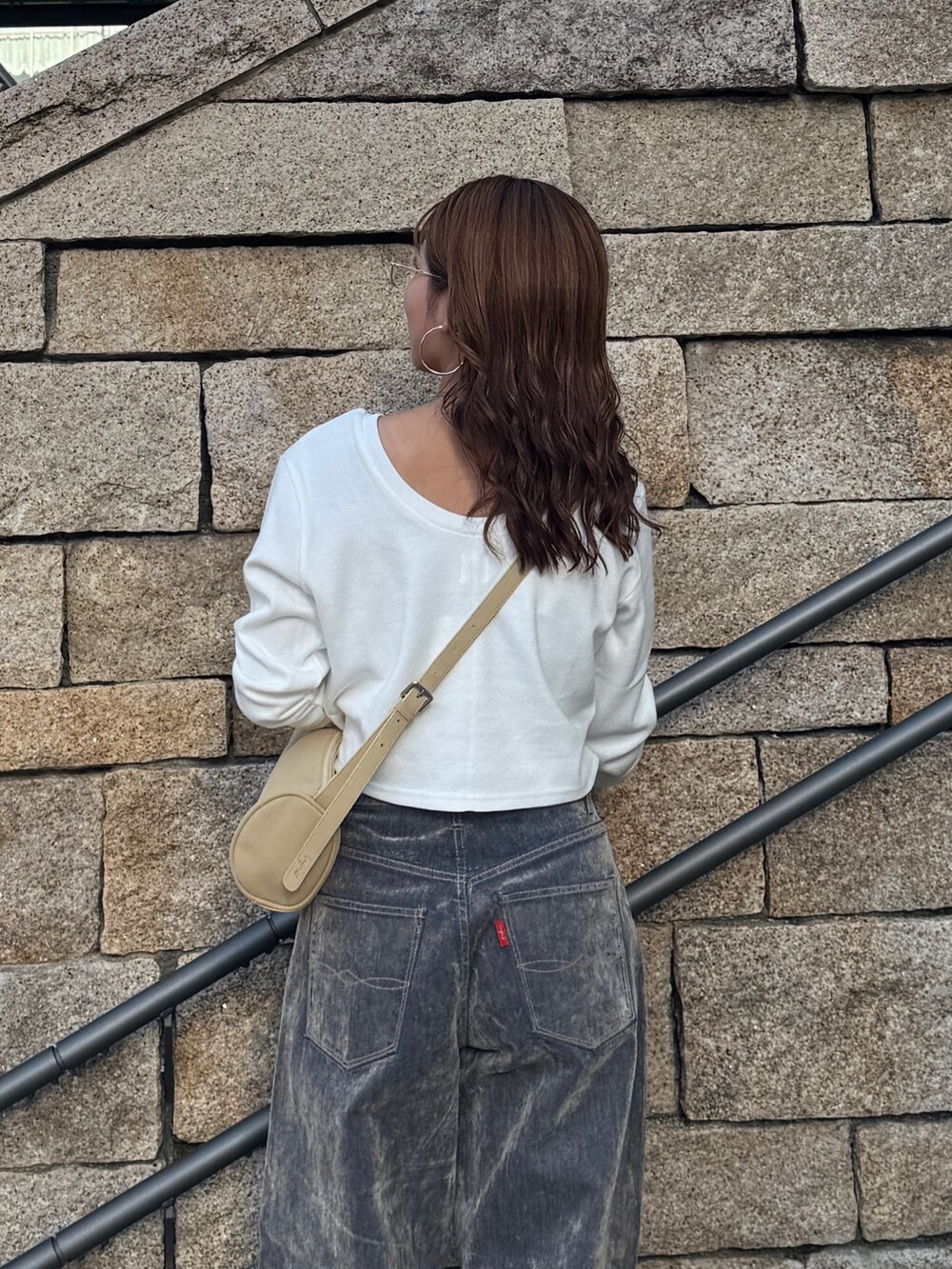 ベージュ系のデニムパンツ、ホワイト系のTシャツ/カットソー、その他のメガネを着用したレディースの夏コーディネートの8枚目の写真