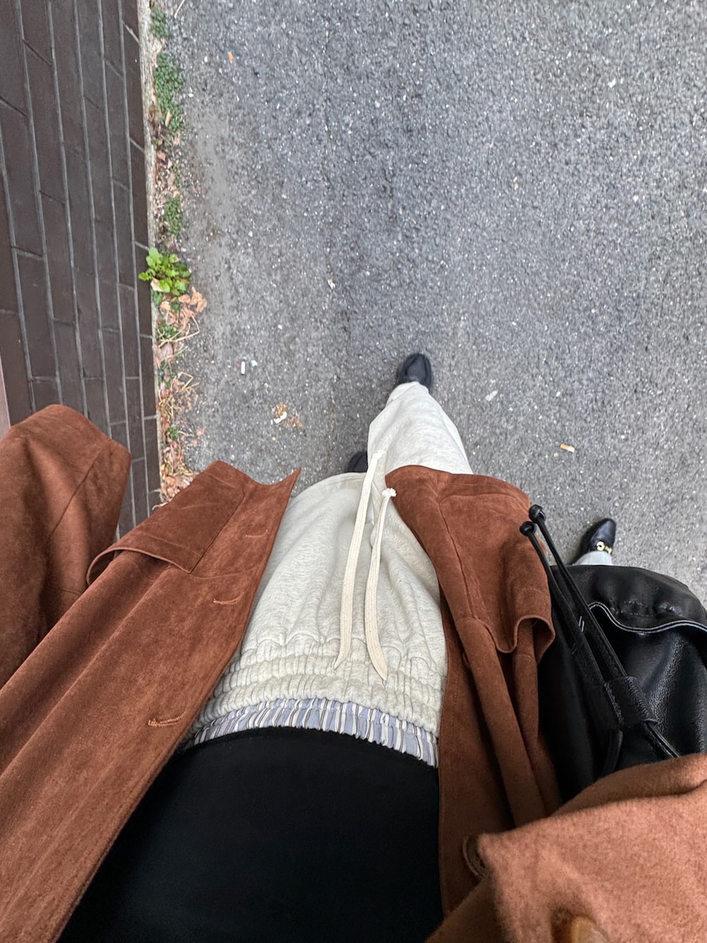 ブラウン系のテーラードジャケット、ホワイト系のスウェットパンツを着用したレディースの冬コーディネートの10枚目の写真