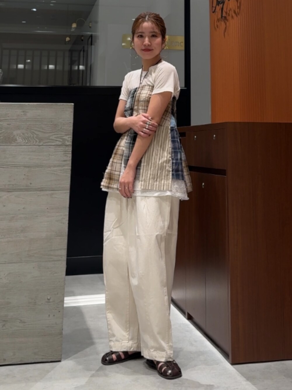 ホワイト系のその他パンツ、その他のチューブトップ、ホワイト系のTシャツ/カットソーを着用したレディースの春コーディネートの6枚目の写真