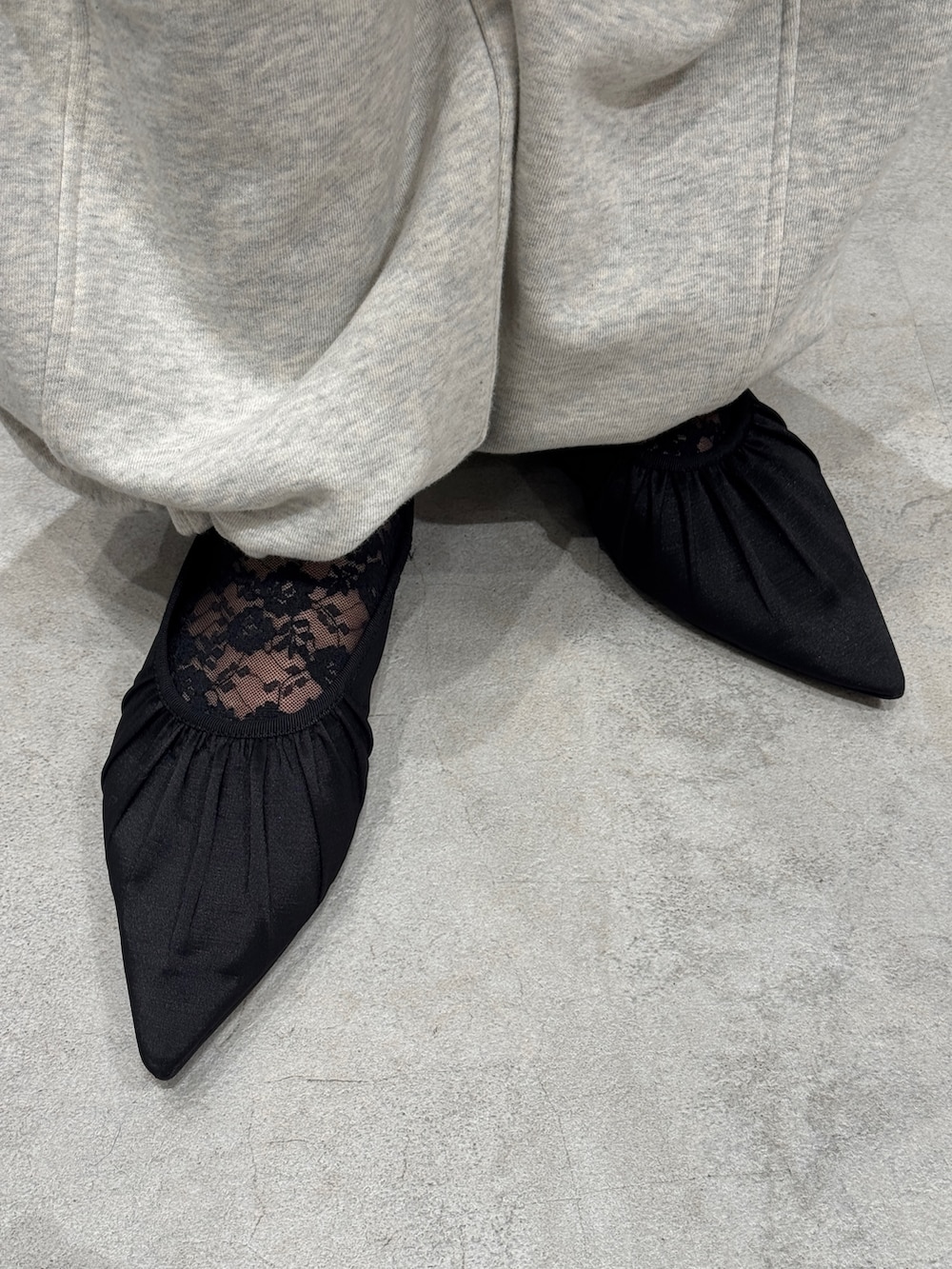 ブルー系のデニムジャケット、ブラック系のカーディガン/ボレロ、ホワイト系のスウェットパンツを着用したレディースの冬コーディネートの10枚目の写真