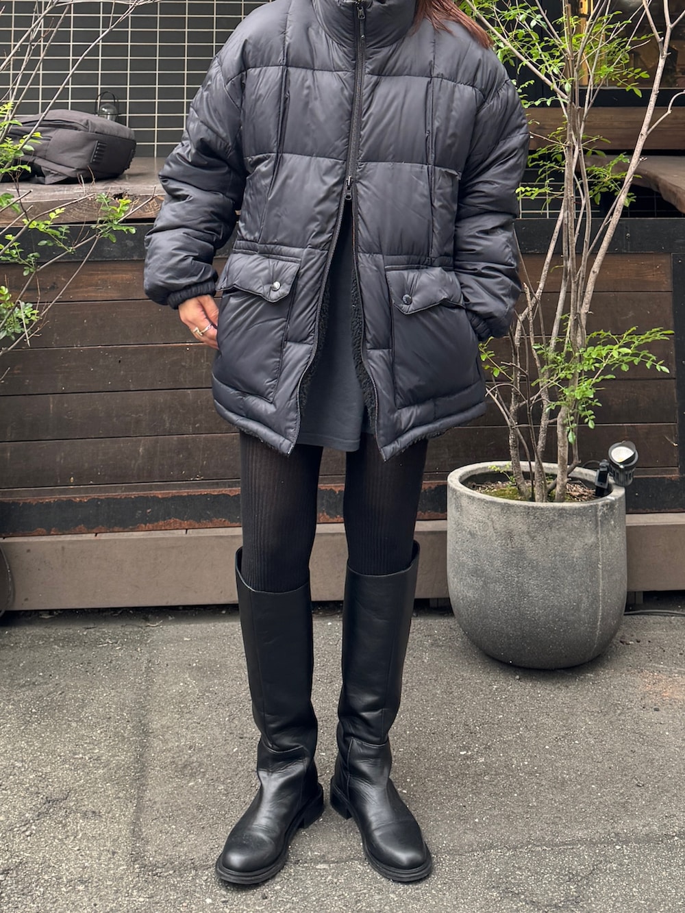 ブラック系のダウンジャケット/コートを着用したレディースの秋コーディネートの2枚目の写真