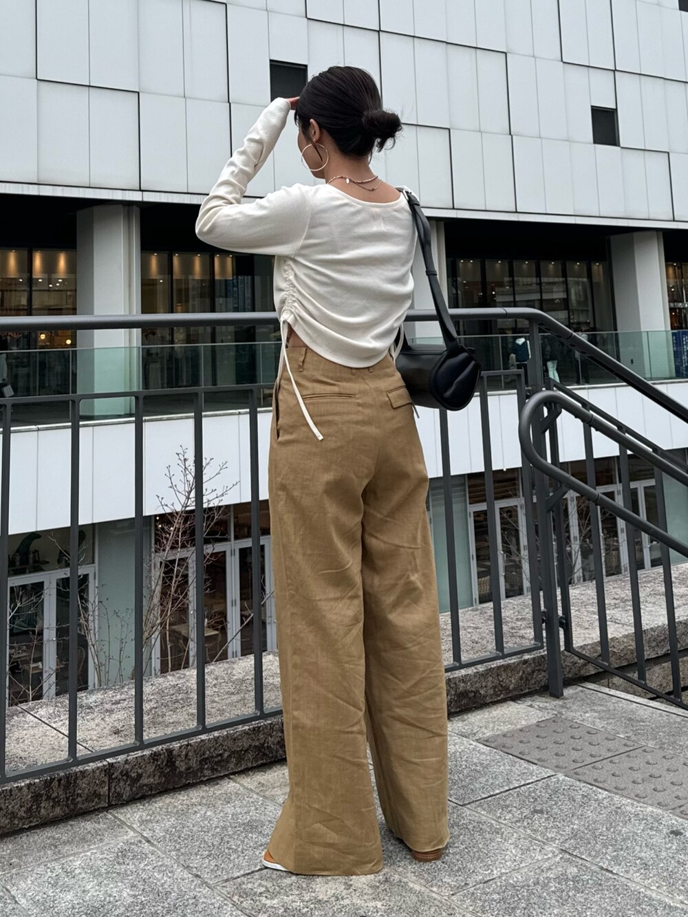 ベージュ系のテーラードジャケット、ベージュ系のその他パンツ、ホワイト系のTシャツ/カットソーを着用したレディースの春コーディネートの6枚目の写真