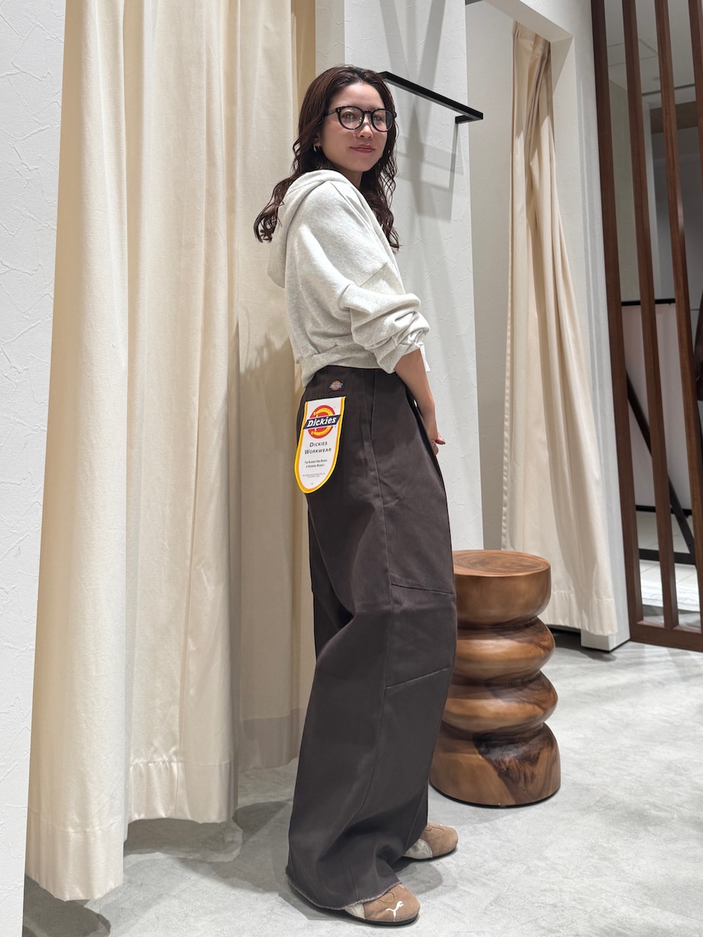 ブラウン系のその他パンツ、ホワイト系のパーカー、ブラウン系のメガネを着用したレディースの秋コーディネートの3枚目の写真