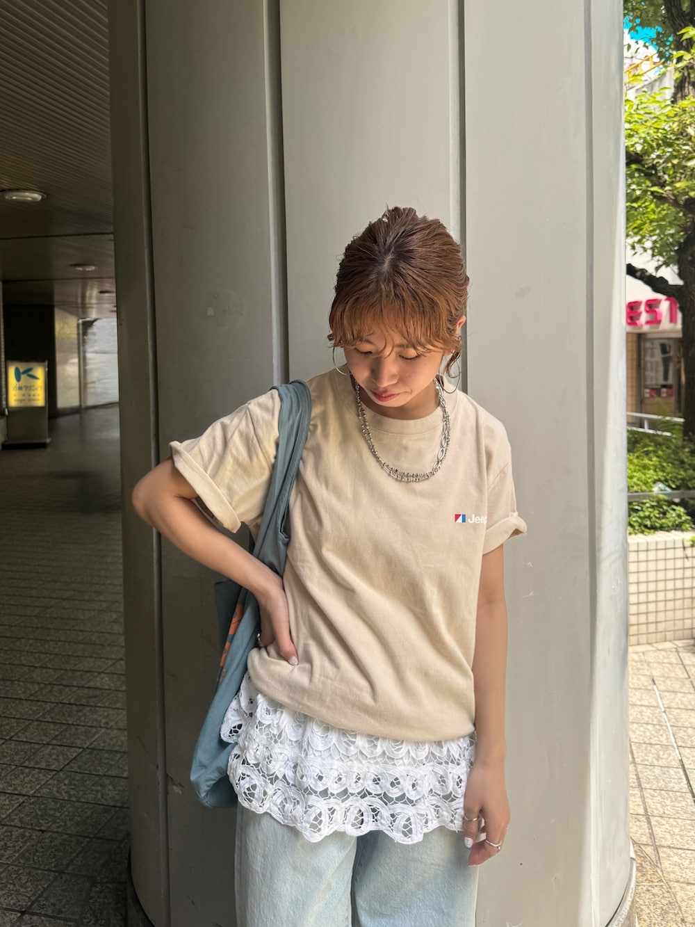 ブルー系のデニムパンツ、ブルー系のトートバッグ、ホワイト系のシャツ/ブラウスを着用したレディースの夏コーディネートの5枚目の写真