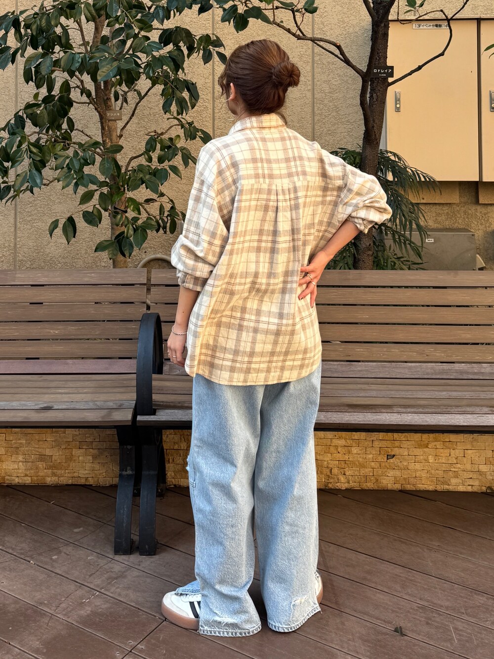 ホワイト系のシャツ/ブラウス、ブルー系のデニムパンツを着用したレディースの冬コーディネートの4枚目の写真