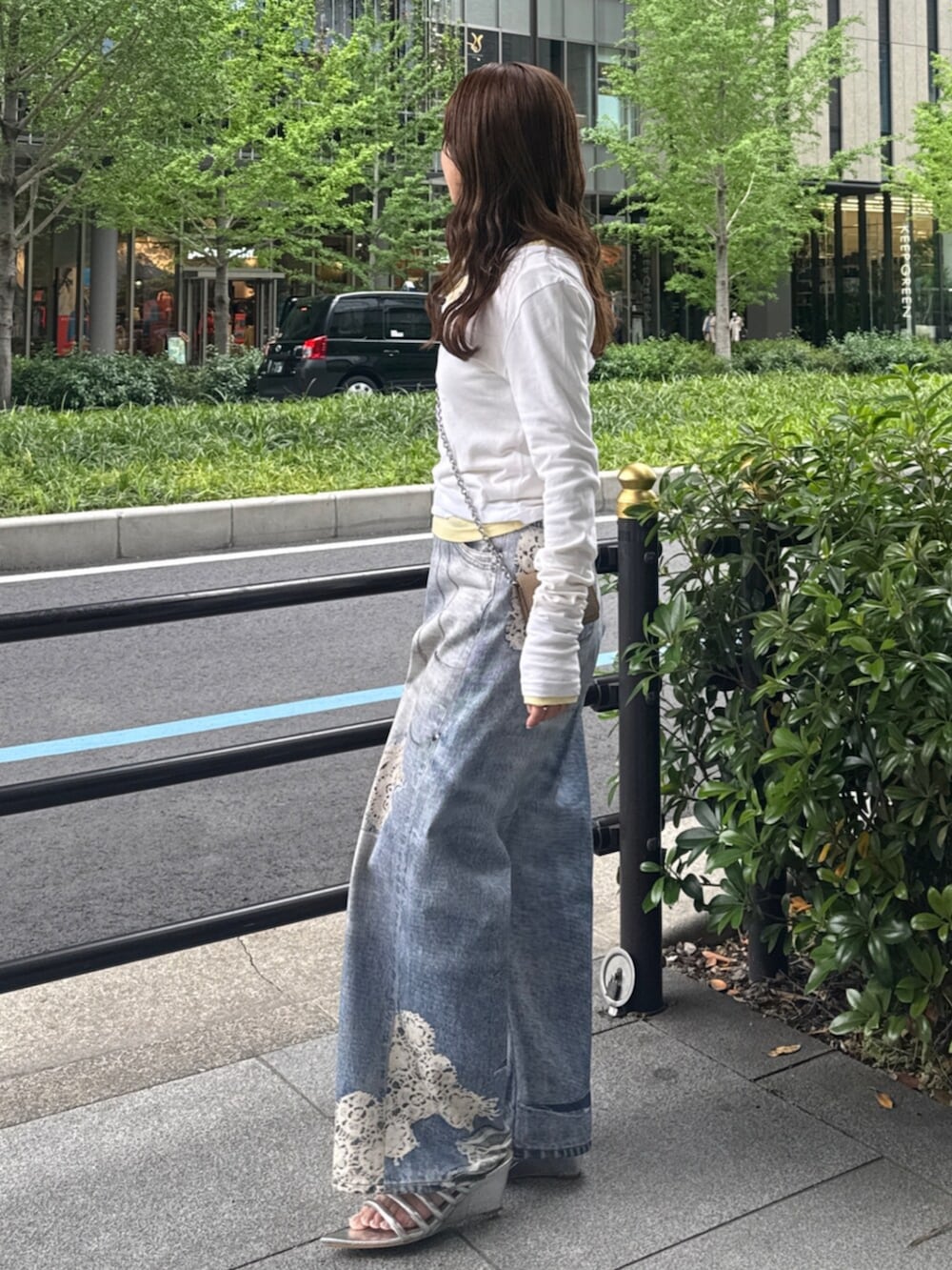 ホワイト系のTシャツ/カットソー、イエロー系のTシャツ/カットソー、ブルー系のデニムパンツを着用したレディースの春コーディネートの4枚目の写真