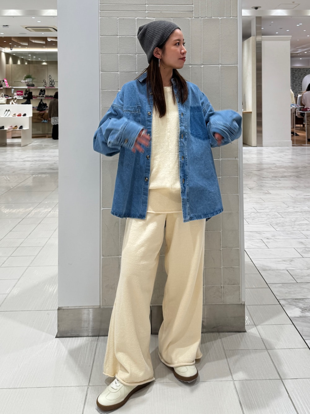 ホワイト系のニット/セーター、ホワイト系のその他パンツ、ブルー系のシャツ/ブラウスを着用したレディースの冬コーディネートの2枚目の写真