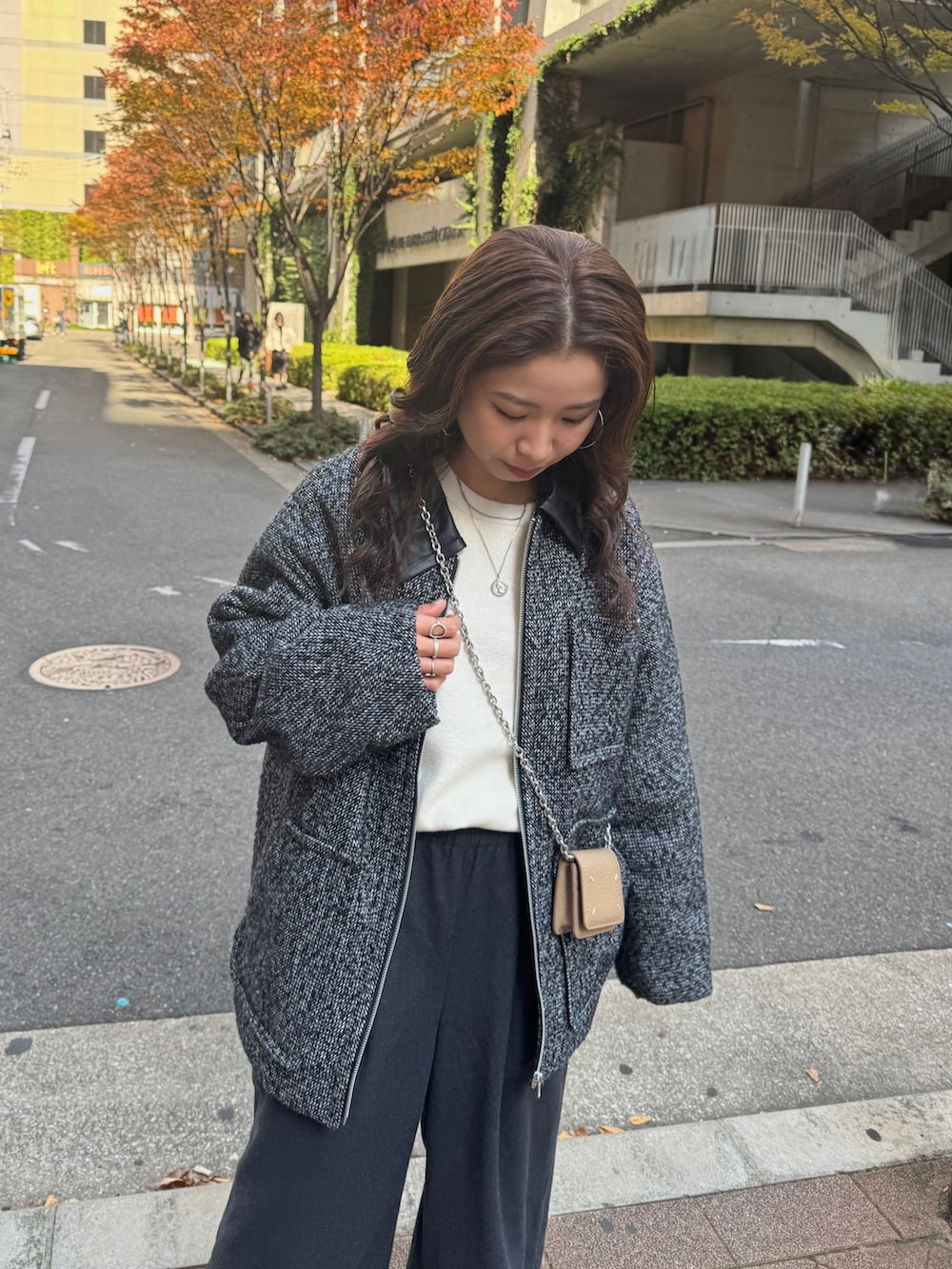 ブラック系のブルゾン、グレー系のその他パンツ、ホワイト系のニット/セーターを着用したレディースの冬コーディネートの5枚目の写真