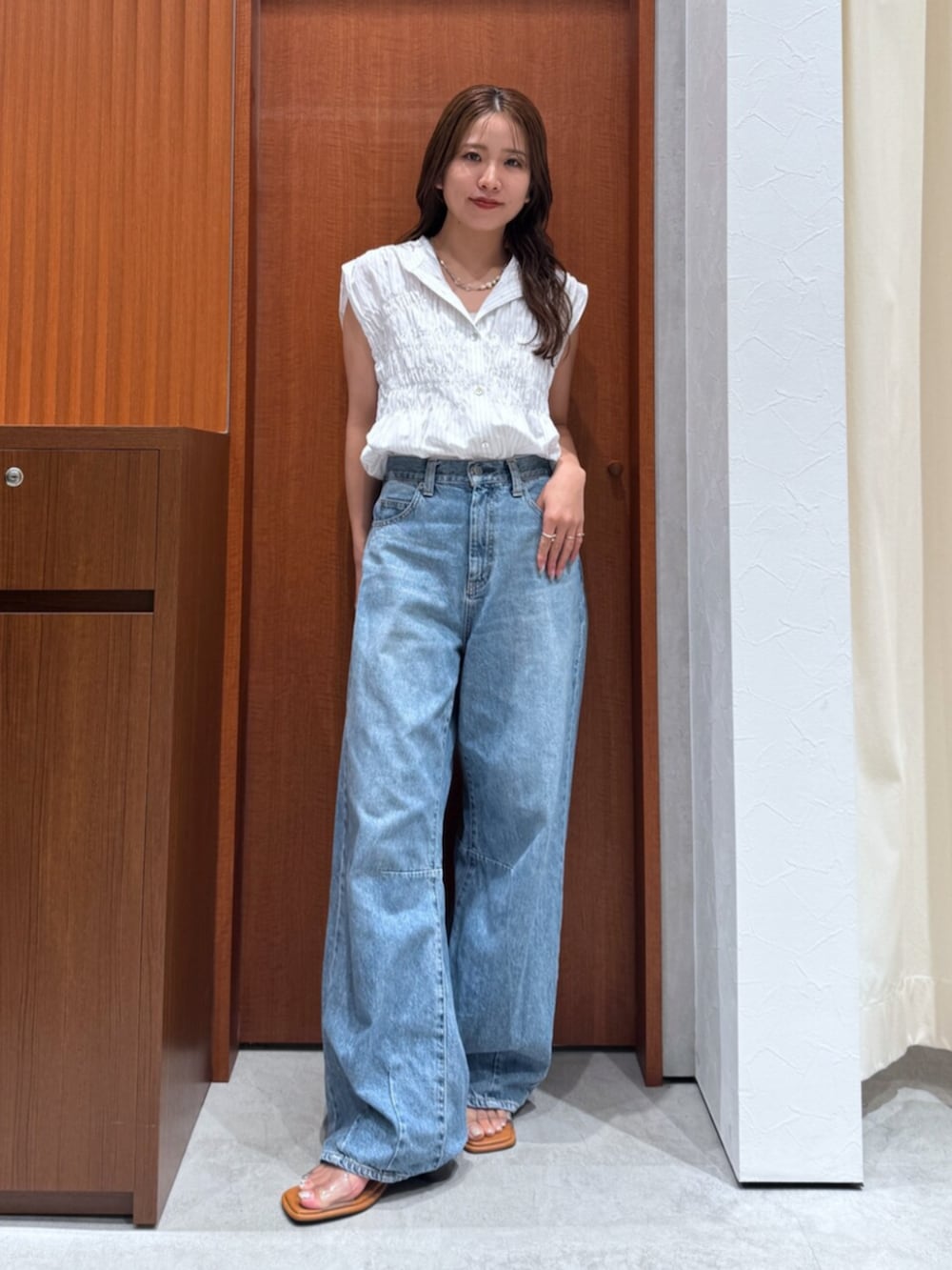 その他のサンダル、ホワイト系のシャツ/ブラウス、ブルー系のデニムパンツを着用したレディースの夏コーディネートの6枚目の写真