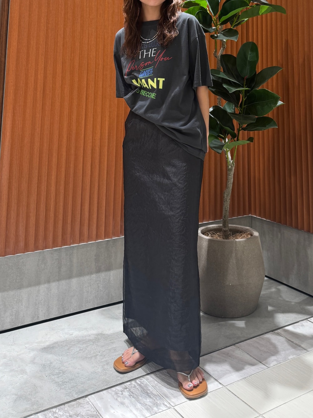 シルバー系のサンダル、グレー系のスカート、グレー系のTシャツ/カットソーを着用したレディースの春コーディネートの3枚目の写真