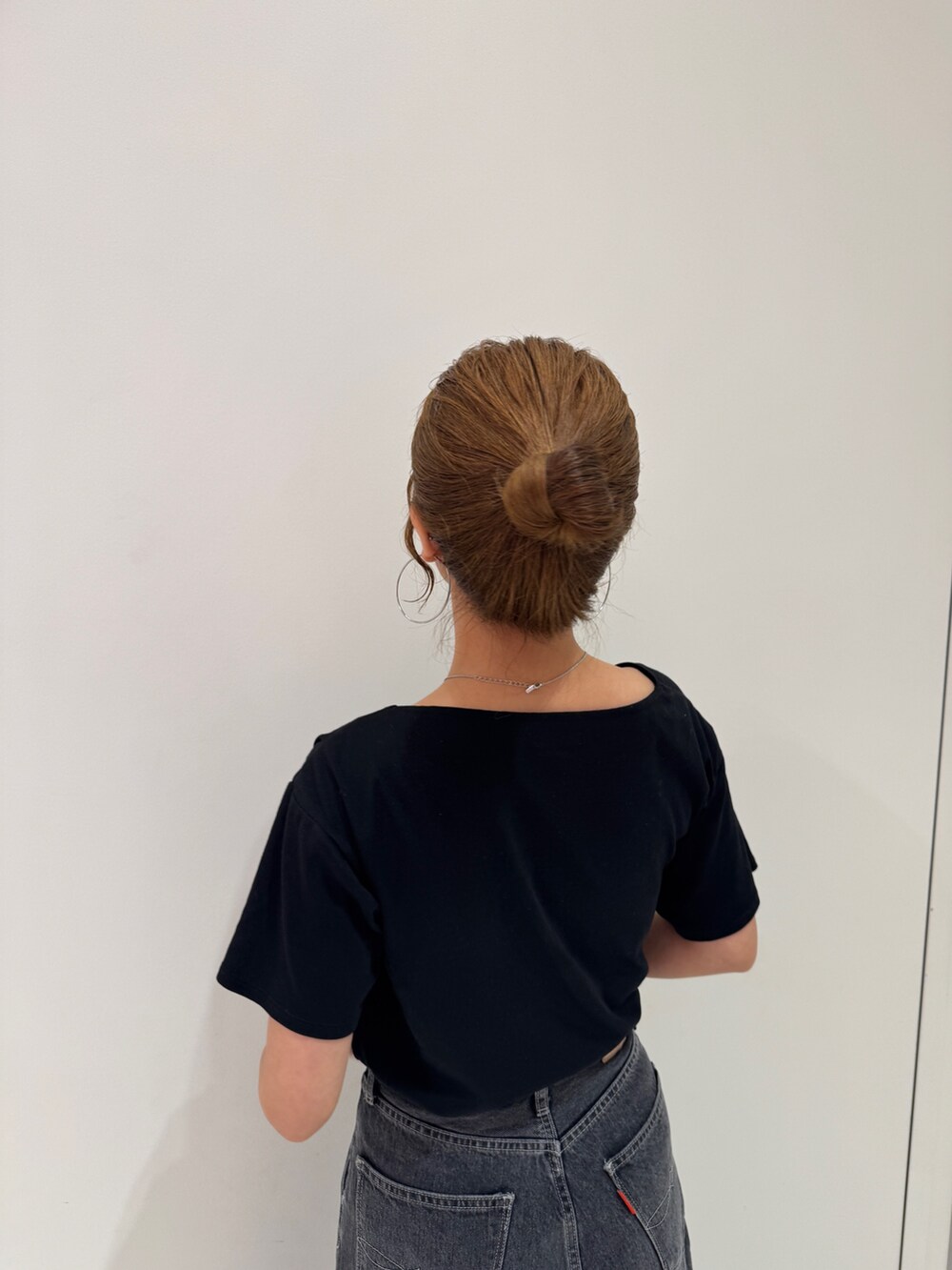 ブラック系のデニムパンツ、ブラック系のTシャツ/カットソーを着用したレディースの夏コーディネートの9枚目の写真