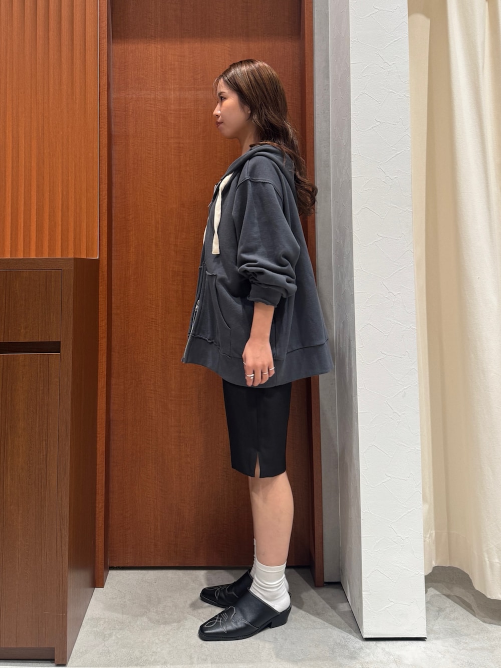グレー系のパーカー、ブラック系のその他パンツ、ブラック系のその他シューズを着用したレディースの秋コーディネートの4枚目の写真