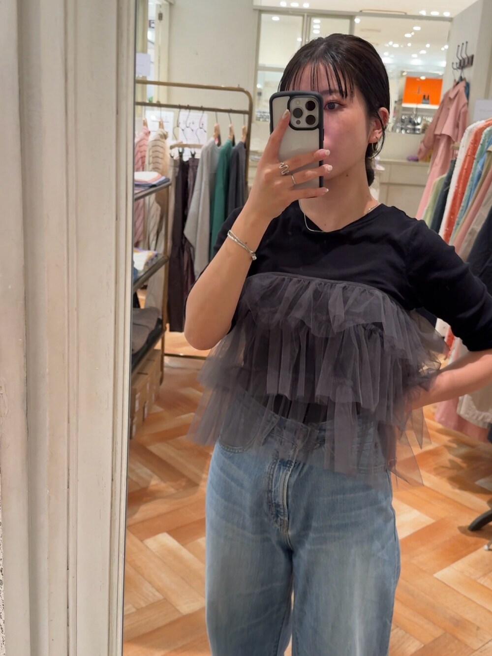 ブラック系のTシャツ/カットソー、グレー系のベスト、ブルー系のデニムパンツを着用したレディースの冬コーディネートの6枚目の写真