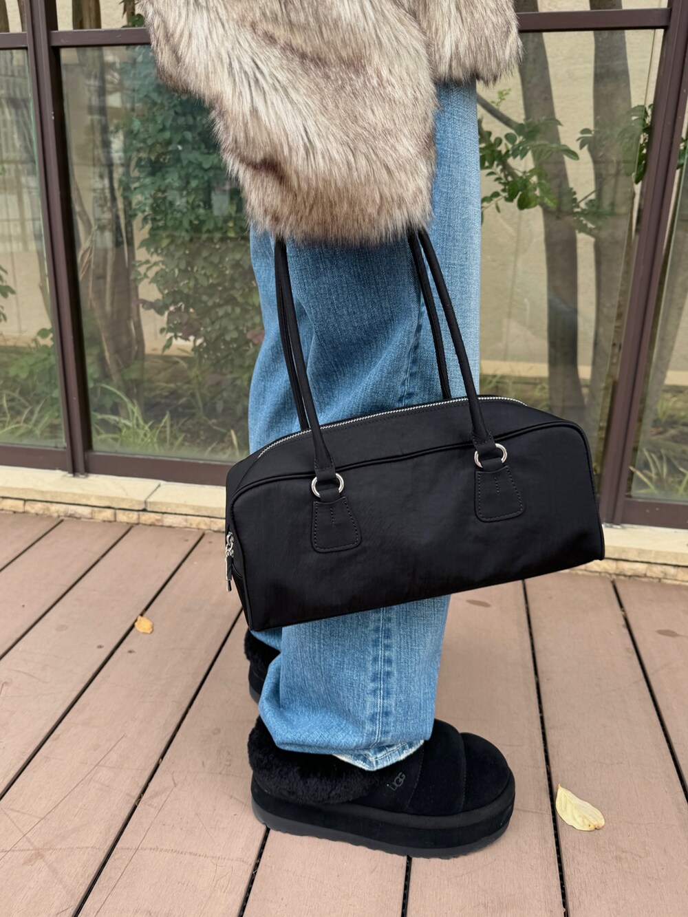 ベージュ系のその他アウター、ブルー系のデニムパンツ、ブラック系のハンドバッグを着用したレディースの秋コーディネートの10枚目の写真