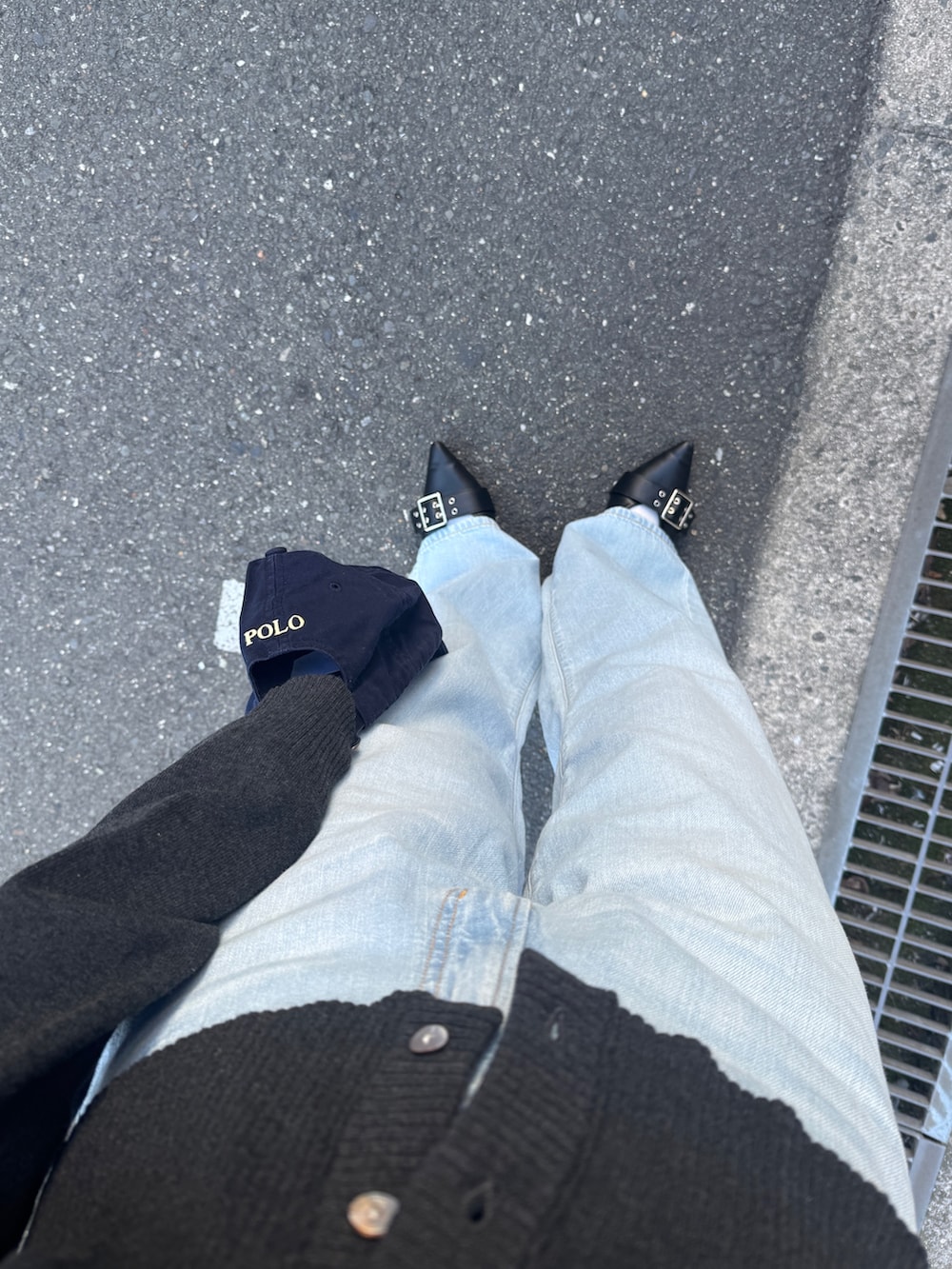 グレー系のカーディガン/ボレロ、ブルー系のデニムパンツを着用したレディースの春コーディネートの9枚目の写真