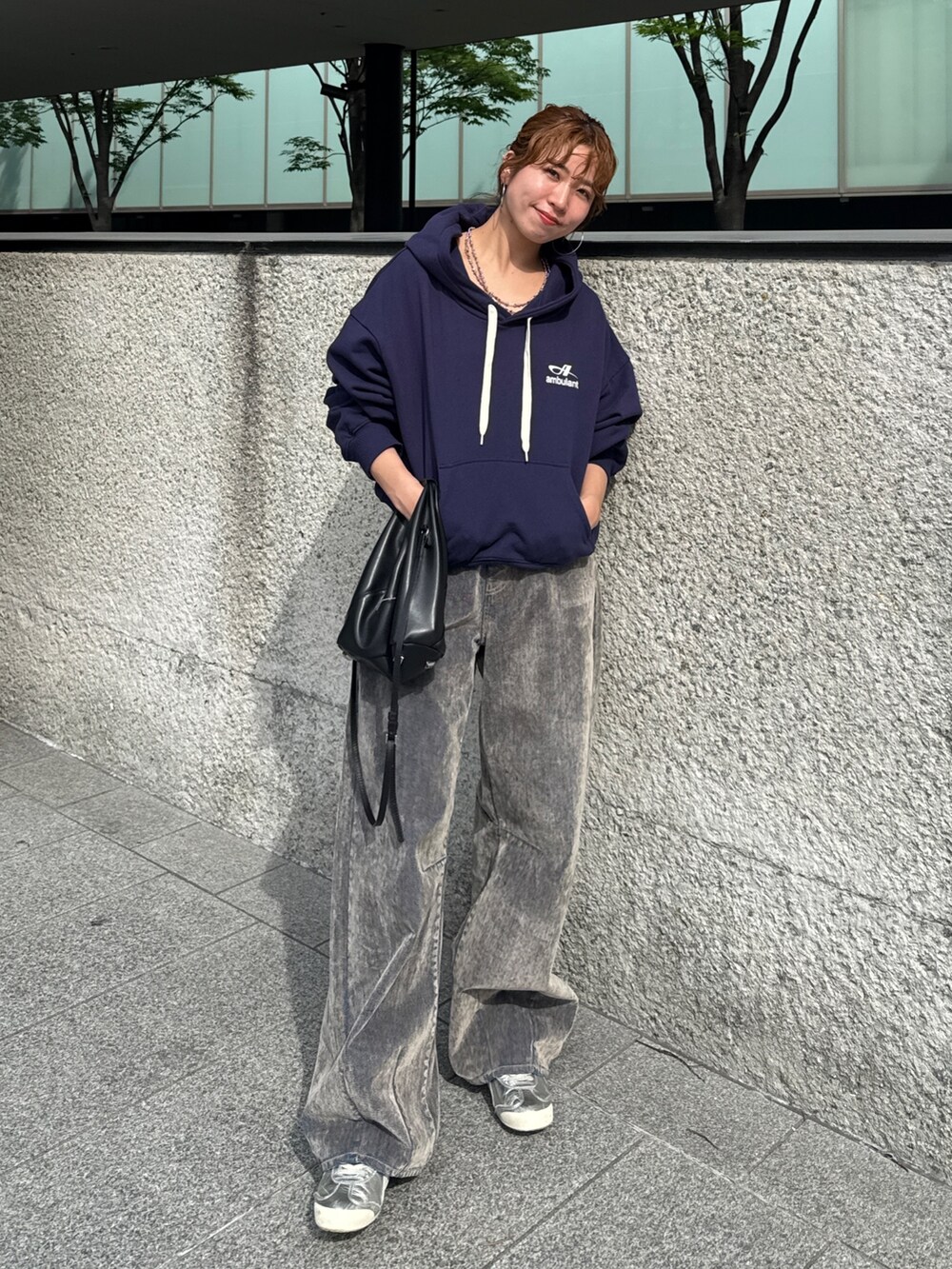 ベージュ系のデニムパンツ、ブルー系のパーカーを着用したレディースの夏コーディネートの3枚目の写真