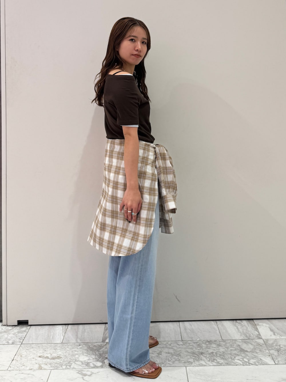 ブラウン系のTシャツ/カットソー、ブルー系のTシャツ/カットソー、ベージュ系のシャツ/ブラウスを着用したレディースの春コーディネートの2枚目の写真