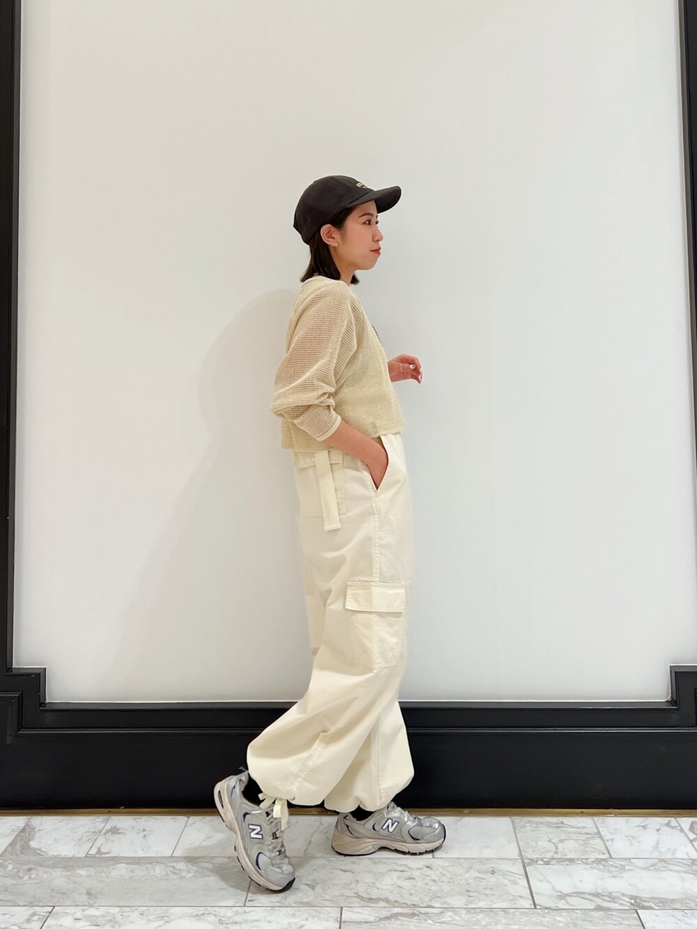 ホワイト系のつなぎ/オールインワン、ホワイト系のTシャツ/カットソー、グレー系のキャップを着用したレディースの春コーディネートの6枚目の写真