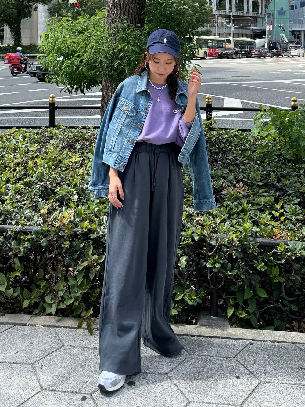 グレー系のスウェットパンツ、ブルー系のデニムジャケット、パープル系のスウェットを着用したレディースの秋コーディネートの2枚目の写真