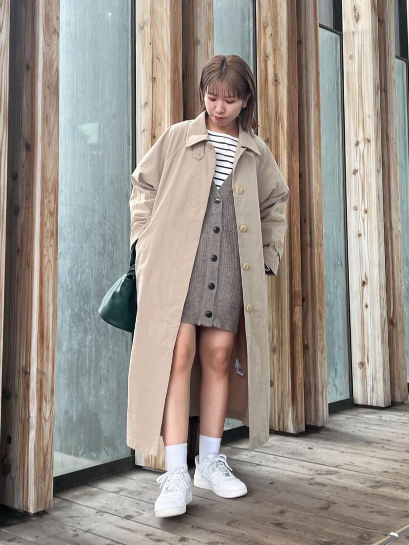 ベージュ系のステンカラーコート、ベージュ系のステンカラーコート、ブルー系のTシャツ/カットソーを着用したレディースの秋コーディネートの6枚目の写真