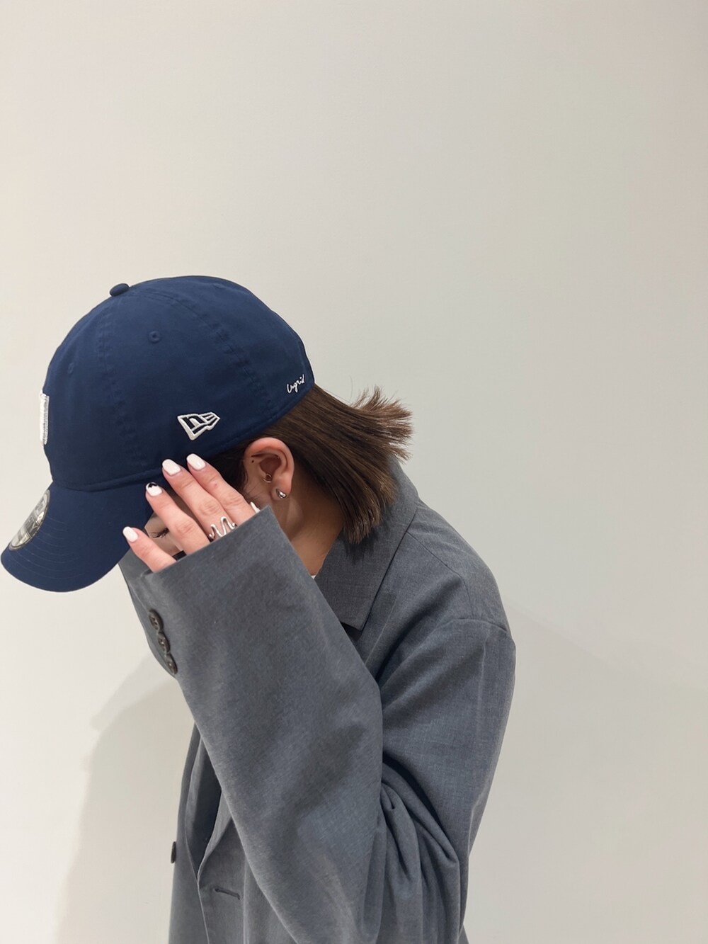 グレー系のテーラードジャケット、ブルー系のデニムパンツ、ブラック系のパンプスを着用したレディースの冬コーディネートの10枚目の写真