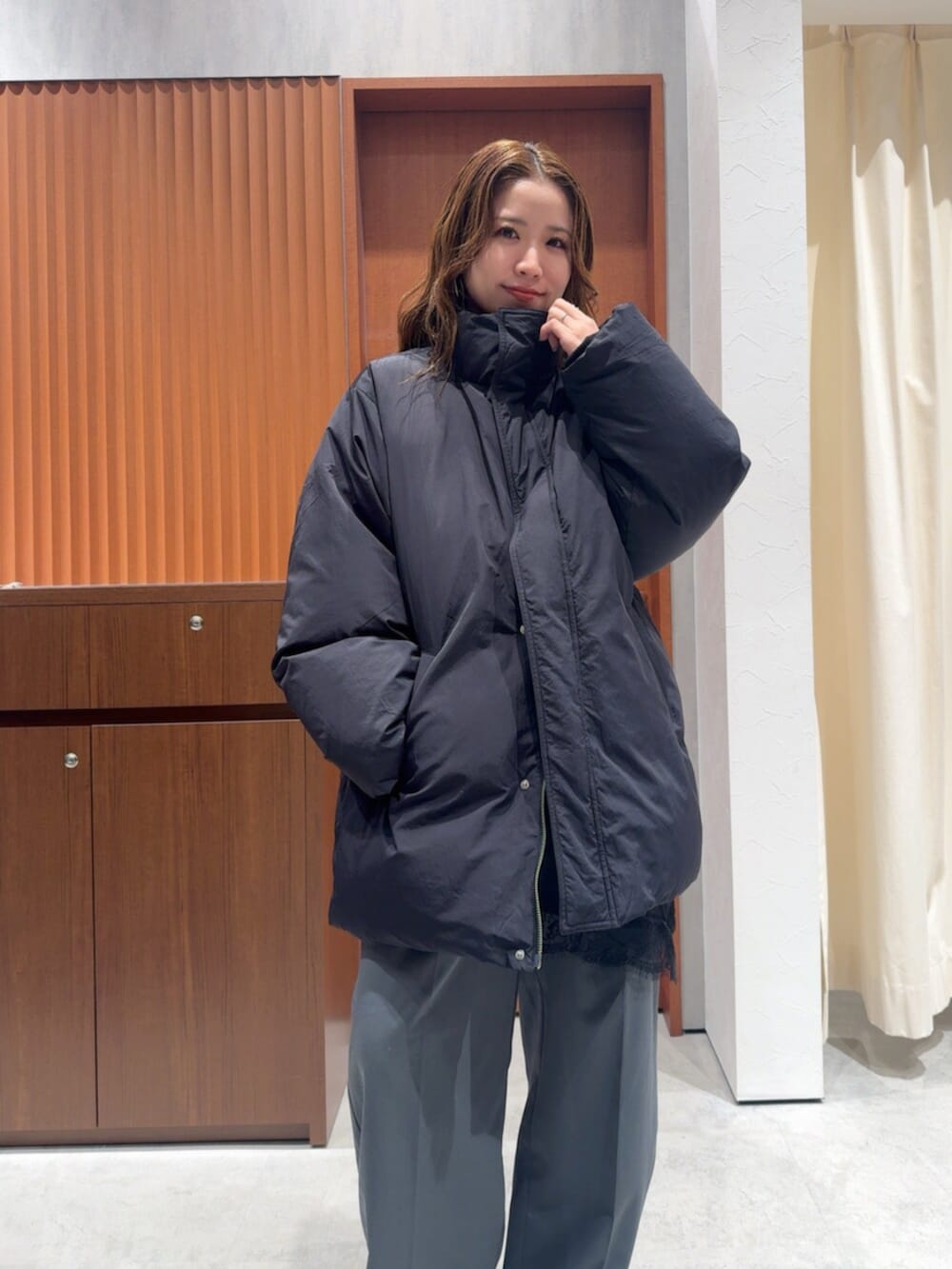 ブラック系のダウンジャケット/コート、グレー系のその他パンツ、ブラック系のキャミソールを着用したレディースの冬コーディネートの6枚目の写真