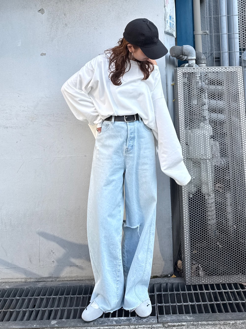 ホワイト系のTシャツ/カットソー、ブルー系のデニムパンツを着用したレディースの冬コーディネートの2枚目の写真