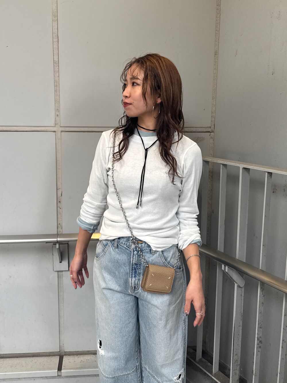 ブルー系のデニムパンツ、ホワイト系のTシャツ/カットソー、ブルー系のTシャツ/カットソーを着用したレディースの冬コーディネートの7枚目の写真