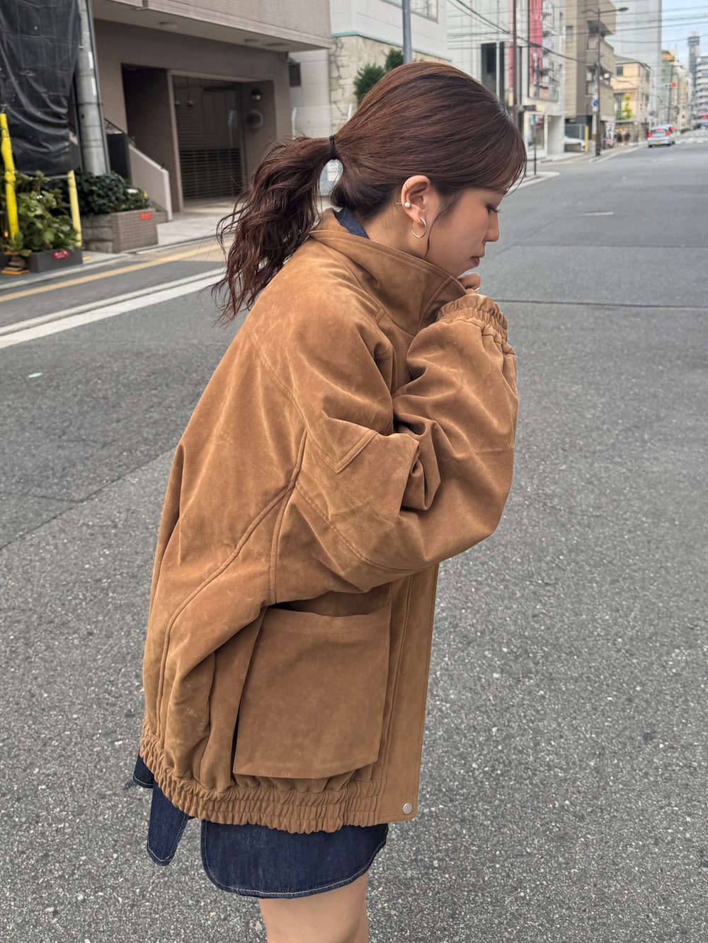 ブルー系のシャツ/ブラウス、ブラウン系のブルゾンを着用したレディースの秋コーディネートの8枚目の写真