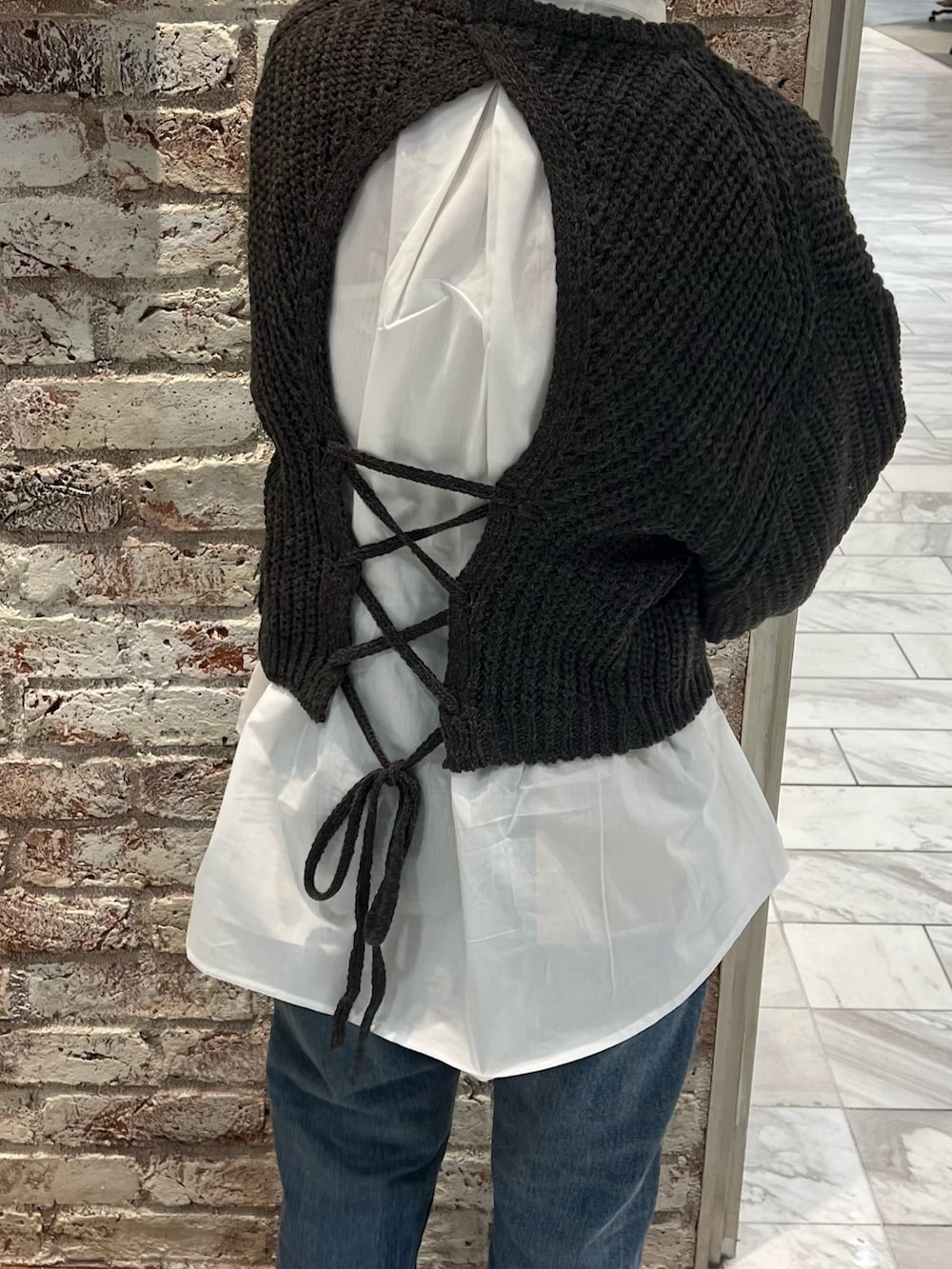 グレー系のニット/セーター、ブルー系のデニムパンツ、ブラック系のローファーを着用したレディースの秋コーディネートの4枚目の写真