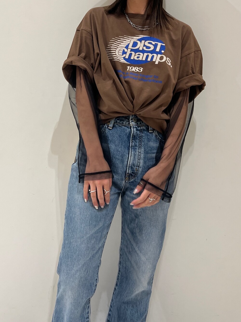 ブラウン系のTシャツ/カットソー、ブラック系のTシャツ/カットソー、ブルー系のデニムパンツを着用したレディースの夏コーディネートの7枚目の写真
