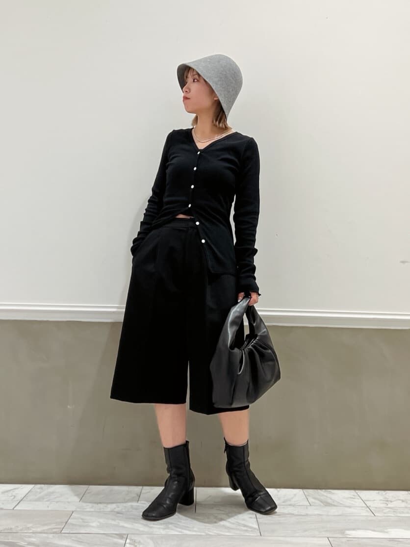 ブラック系のブーツ、ブラック系のカーディガン/ボレロ、ブラック系のその他パンツを着用したレディースの秋コーディネートの5枚目の写真