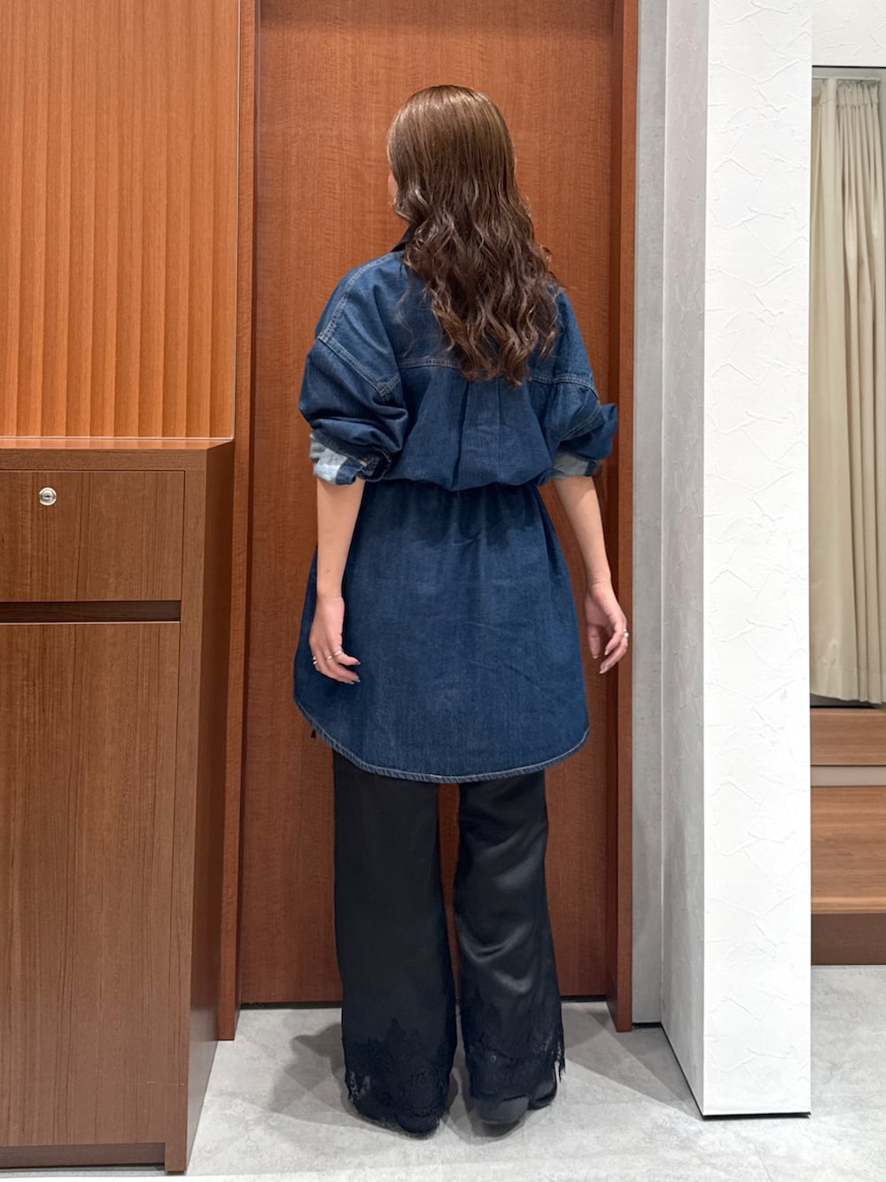 ブルー系のワンピース、ブラック系のその他パンツ、ブラック系のブーツを着用したレディースの秋コーディネートの5枚目の写真