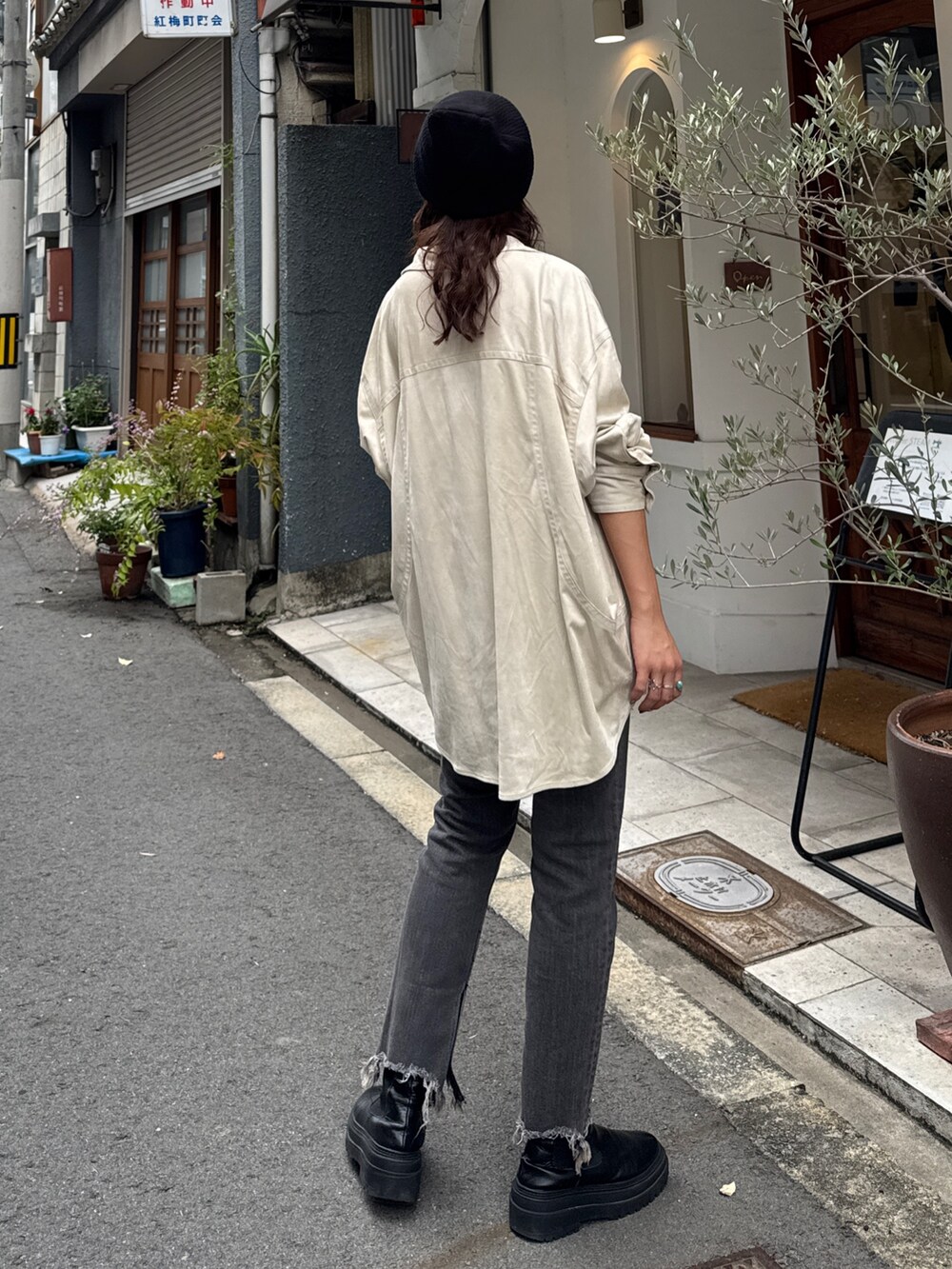 ブラック系のデニムパンツ、ホワイト系のシャツ/ブラウスを着用したレディースの秋コーディネートの8枚目の写真