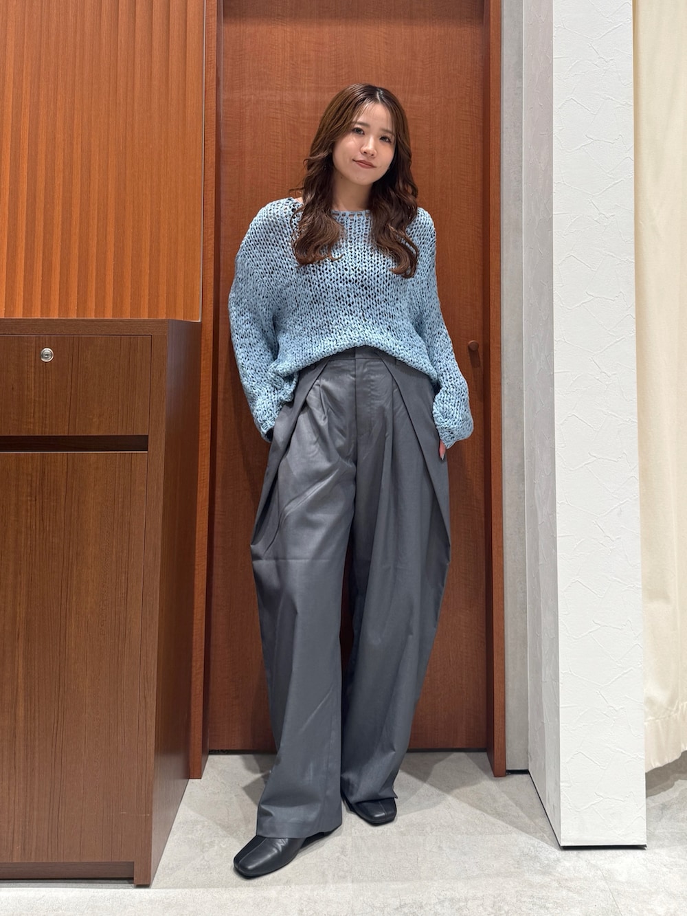グレー系のその他パンツ、ブルー系のニット/セーター、ブルー系のデニムジャケットを着用したレディースの秋コーディネートの8枚目の写真